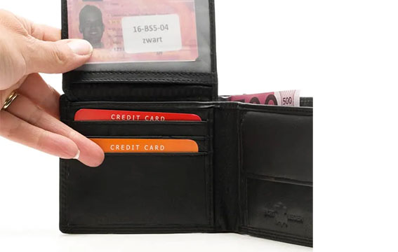 Zwarte portemonnee met pasjes en vak