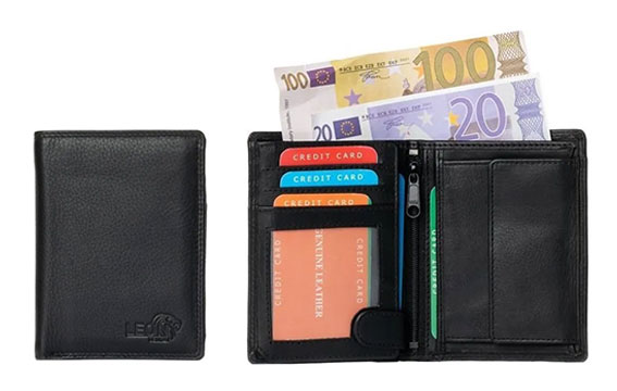 Zwarte portemonnee open met pasjes en geld