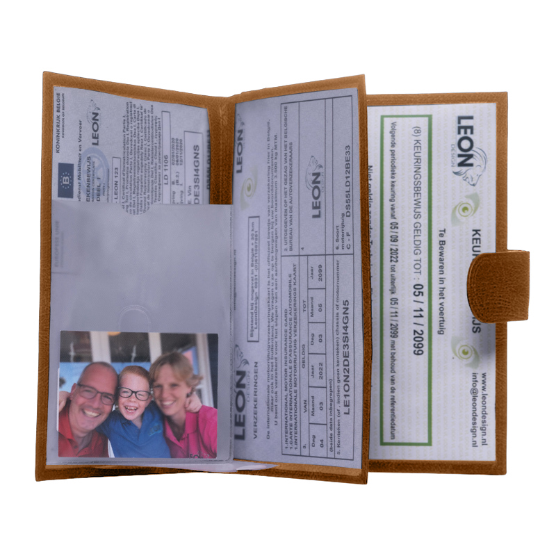 Binnenkant van cognac autopapieren mapje België voor inschrijvingsbewijs en verzekeringsbewijs