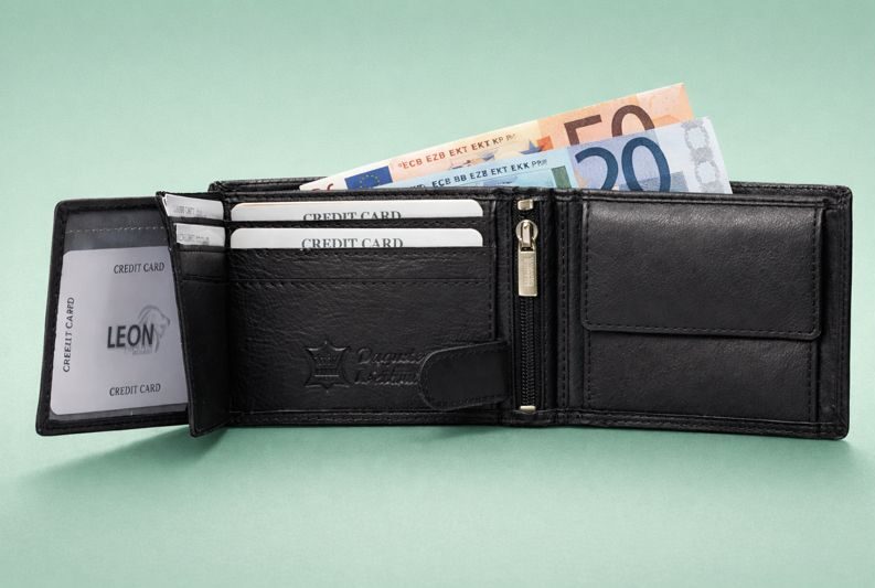 Zwarte leren herenportemonnee van LeonDesign opengeklapt met pasjes, ritsvak en eurobiljetten.